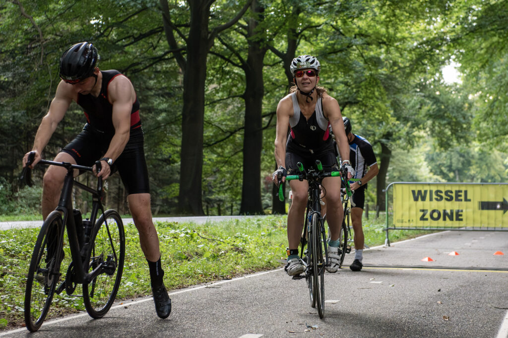 Fietsers verlaten de wisselzone