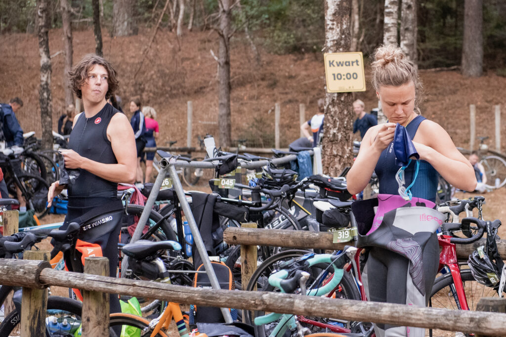 klaar om de fietsen op te halen na het zwemmen